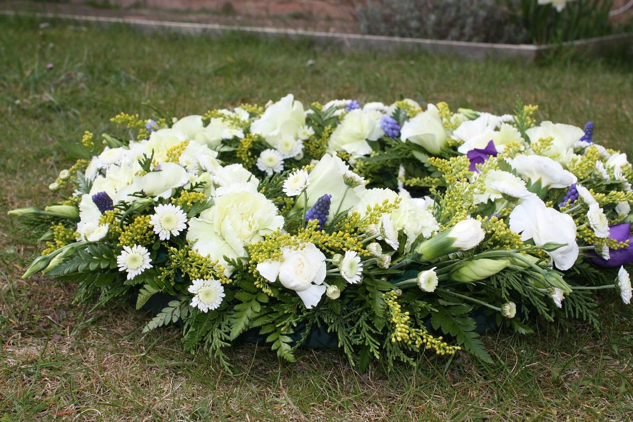 Cómo elegir frases para coronas funerarias: Expresando amor y recuerdo