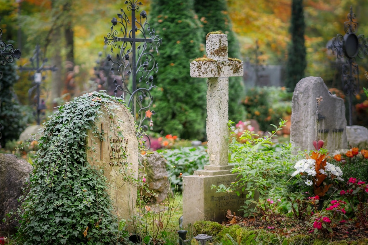 Lápidas funerarias: Tipos, precios y frases que incluir