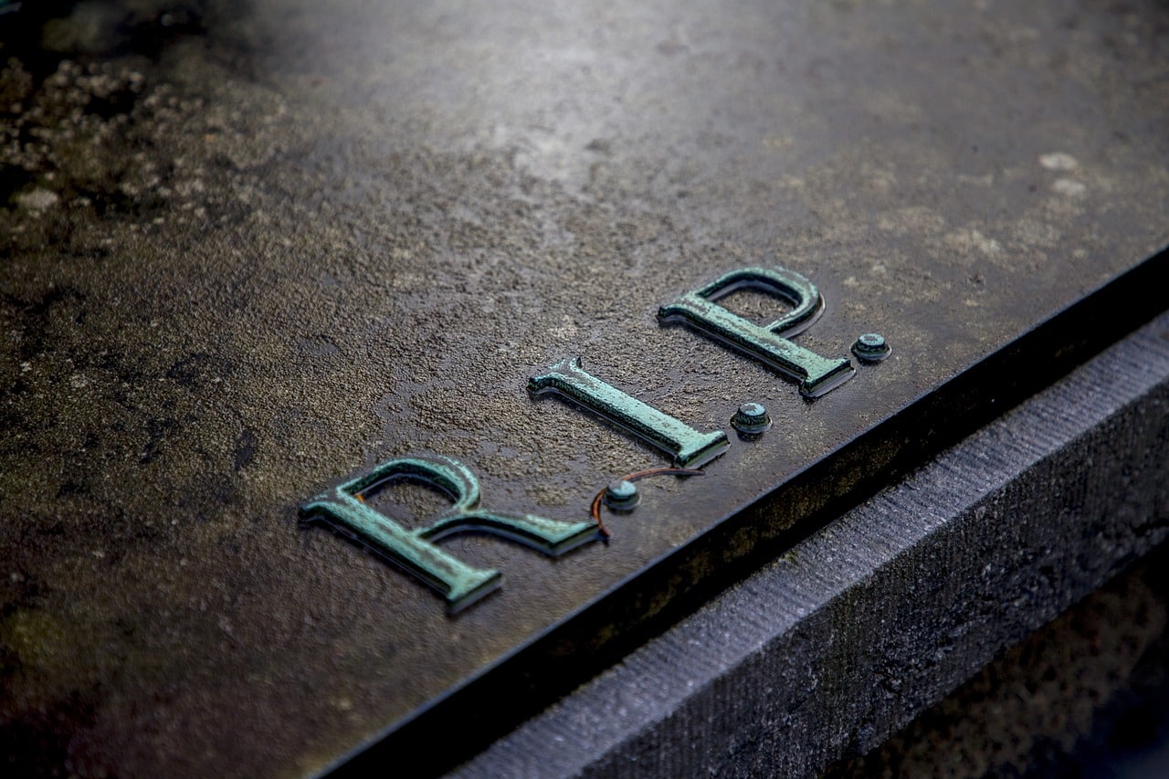 El significado de «R.I.P.» en una lápida: Un homenaje a los seres queridos fallecidos